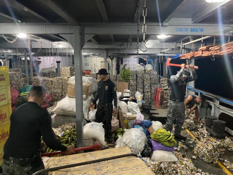 Mais de 70 quilos de drogas são apreendidos em blocos de latas prensadas