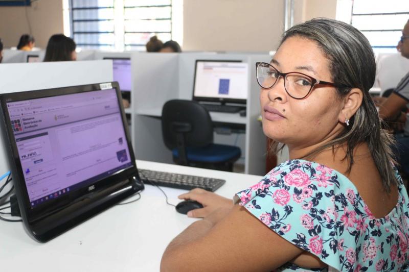 ‘A gente só consegue ter algo melhor com estudo’, diz candidata ao realizar exame supletivo gratuito do Governo do Estado