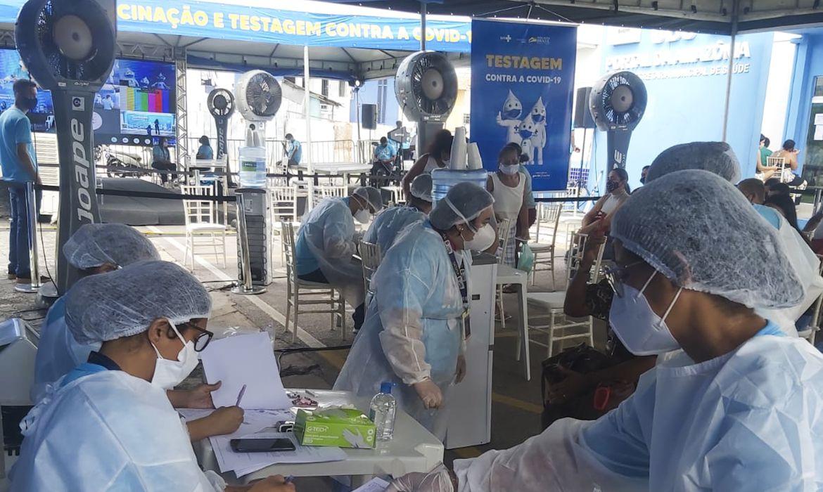 Média móvel de casos diários da Covid-19 é a maior desde março Média móvel de casos diários da Covid-19 é a maior desde março