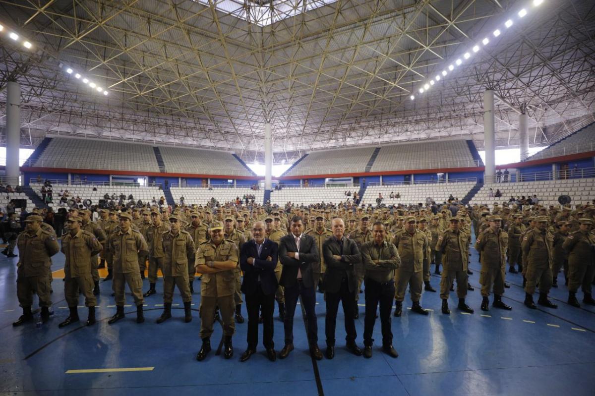 Wilson Lima assina promoção de mais 700 policiais militares e bombeiros