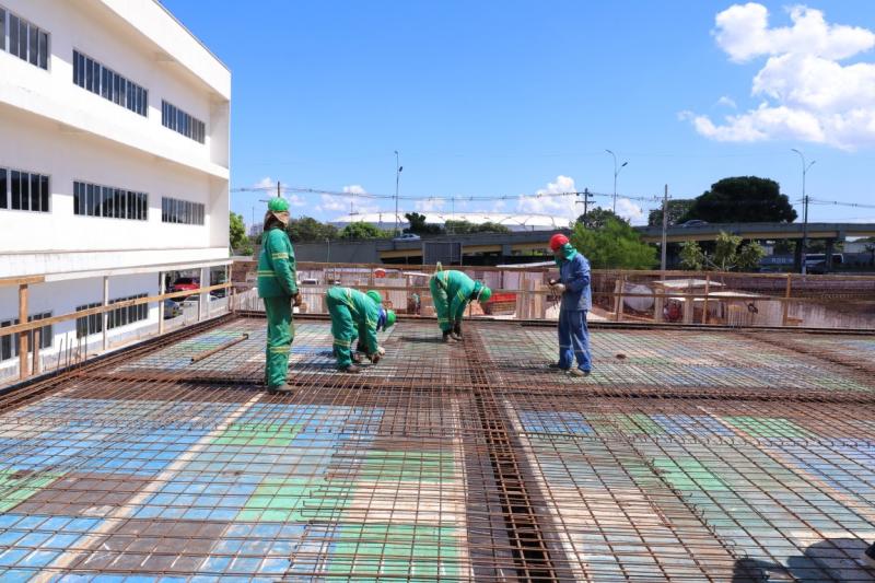 Wilson Lima vistoria obra de construção do primeiro Hospital Público Veterinário do Amazonas