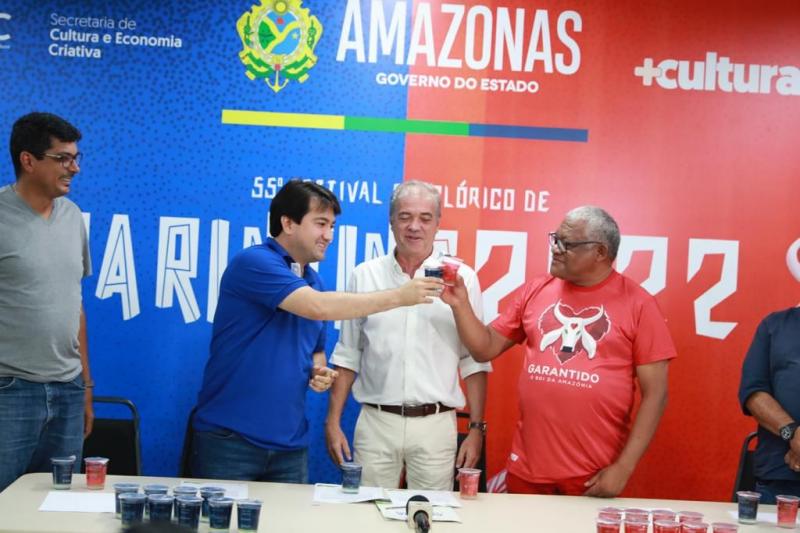 Governo do Amazonas entrega 70 mil copos temáticos com água tratada aos bumbás de Parintins