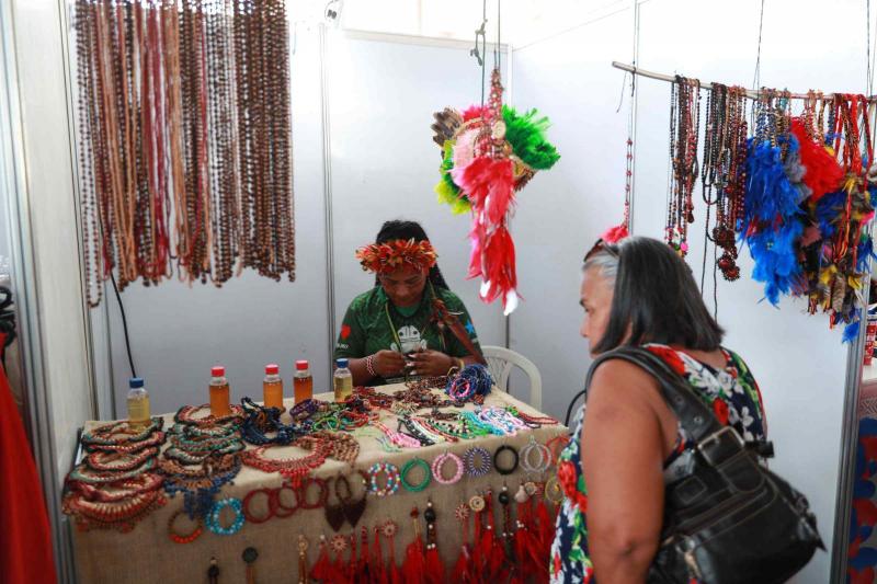 Em Parintins, Feira de Artesanato Indígena atrai turistas e gera renda para artesãos de diversas etnias