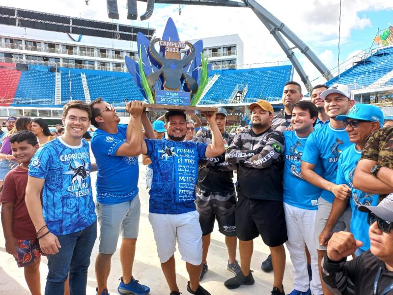 Fizemos o melhor Festival de todos os tempos, declara presidente do Caprichoso ao erguer taça de campeão do Festival 2022