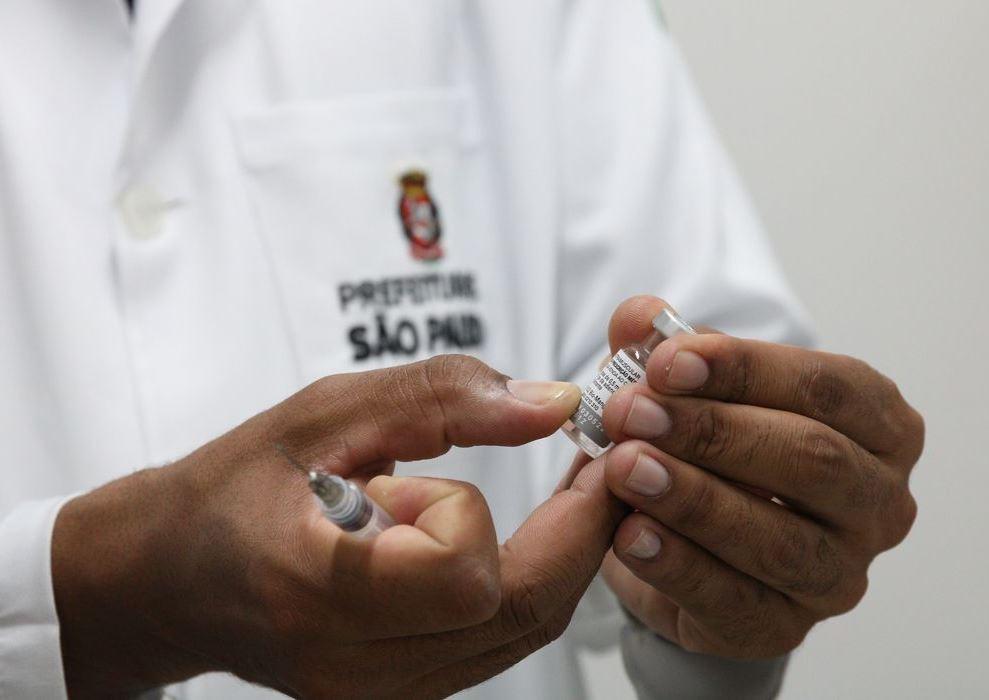Brasil registra 56,4 mil novos casos e 346 óbitos por covid-19 Brasil registra 56,4 mil novos casos e 346 óbitos por covid-19