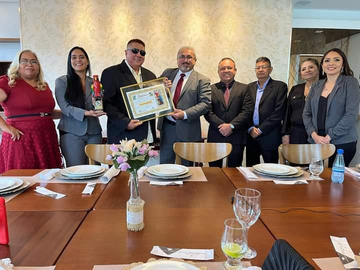 David Assayag recebe prêmio Arara Cultural e o diploma da Glória Amazônica pela contribuição à cultura amazonense