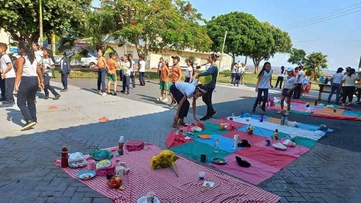 Professoras dão aula em praça de Parintins e ajudam a contar história da cidade