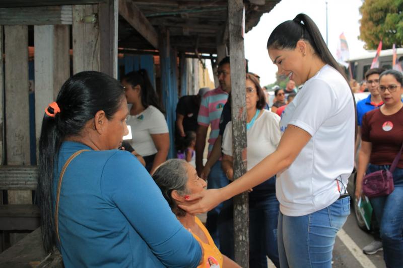 Mayra Dias caminha pelas ruas do bairro Santa Clara e recebe carinho da população