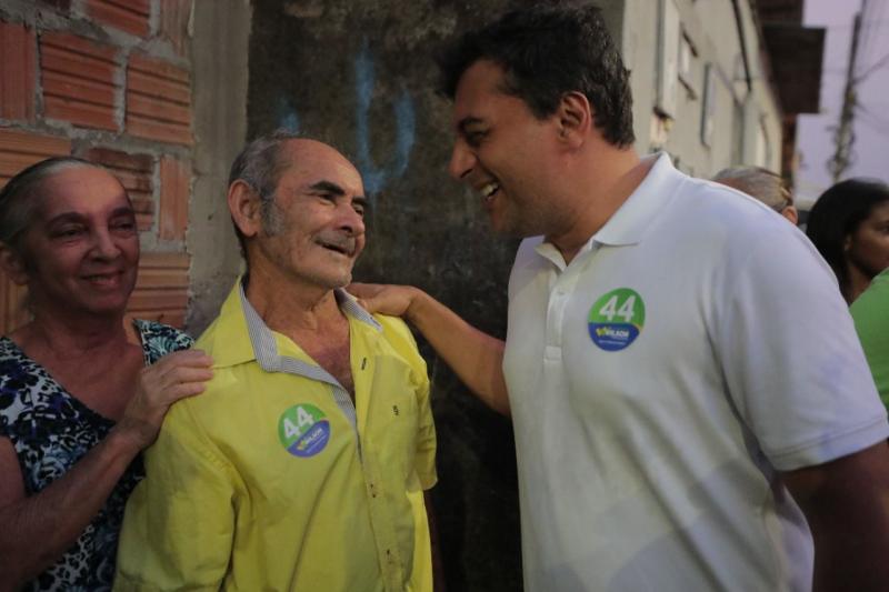 Em caminhada na Compensa, Wilson afirma que área social é prioridade para segundo mandato  