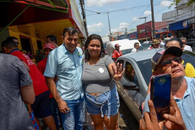 Em caminhada no Jorge Teixeira, Wilson Lima destaca importância econômica da rua do Fuxico