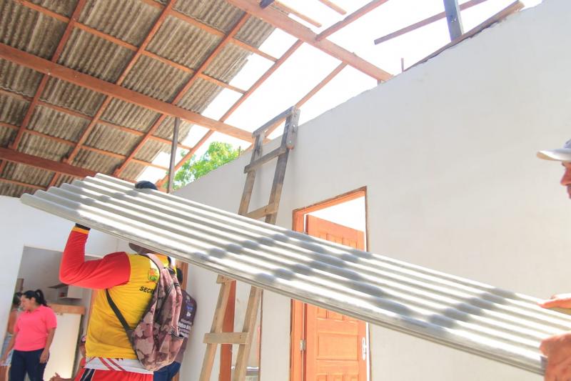 Prefeitura ajuda famílias a reconstruir casas destelhadas durante temporal do fim de semana