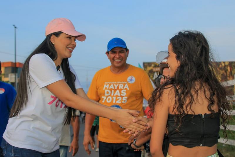 Mayra Dias caminha pelo Paulo Corrêa e recebe apoio de moradores e comerciantes