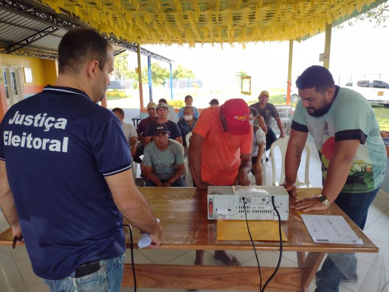 Pacientes do Caps Parintins participam de treinamento com urnas eletrônicas