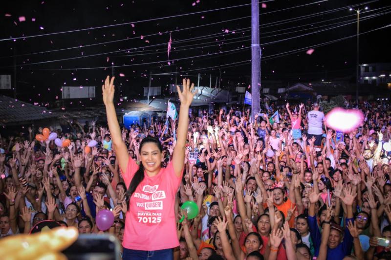 Mayra Dias arrasta mais de 20 mil pessoas pelas ruas de Parintins