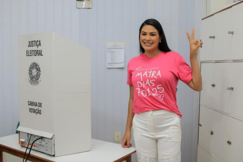 Ao votar, Mayra Dias reafirma compromisso com o povo do Amazonas