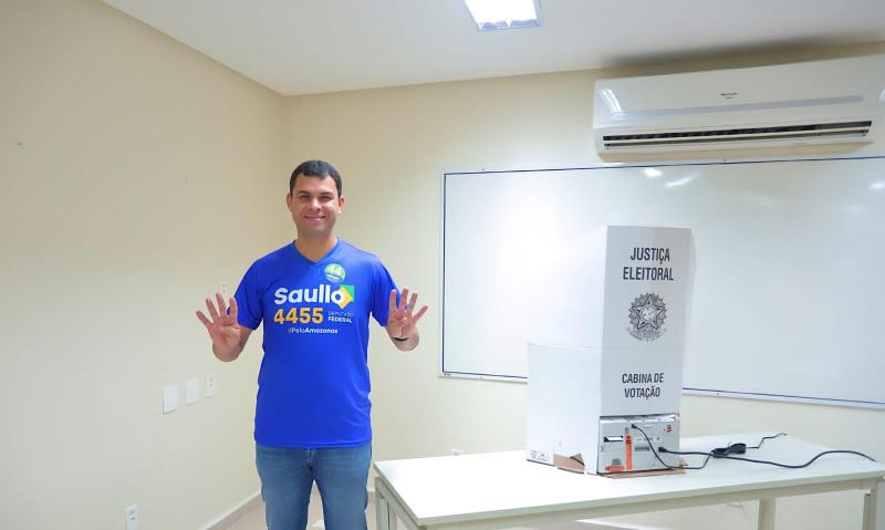 Ao votar, Saullo Vianna pede consciência ao eleitor na hora de escolher candidatos