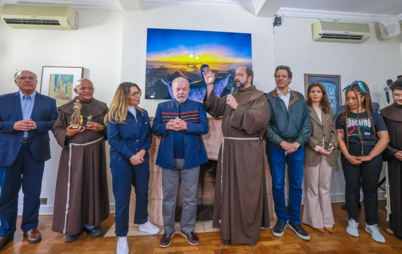 Lula e Alckmin recebem bênçãos de frades franciscanos