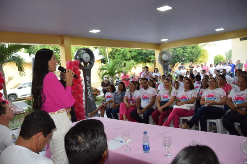 Durante abertura da campanha Outubro Rosa, Mayra Dias convoca mulheres para prevenção ao câncer
