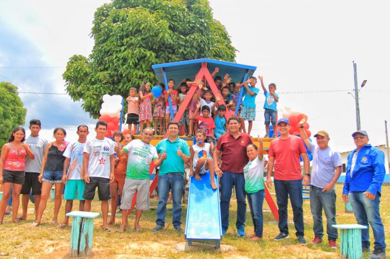 No rio Uaicurapá, Bi Garcia entrega playground e Água no Jirau no Paraíso, além de mais melhorias sanitárias no São Tomé