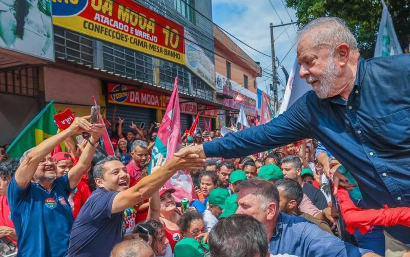 Lula defende aumento real do salário mínimo contra a desvalorização proposta por Bolsonaro