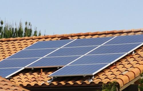 Uso de energia solar proporciona economia de até 98% na conta de luz