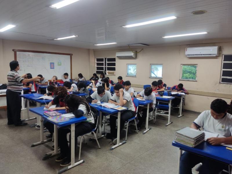 Projeto de escola estadual reforça preparação de estudantes para vestibulares