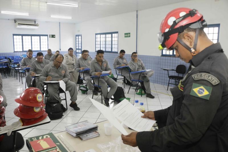 Servidores da Secretaria de Educação participam de treinamento de combate a incêndios