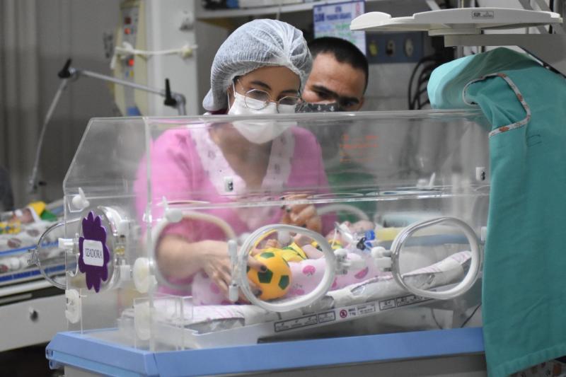 Novembro Roxo: Recém-nascidos do Instituto da Mulher Dona Lindu se tornam craques da vida em ensaio fotográfico