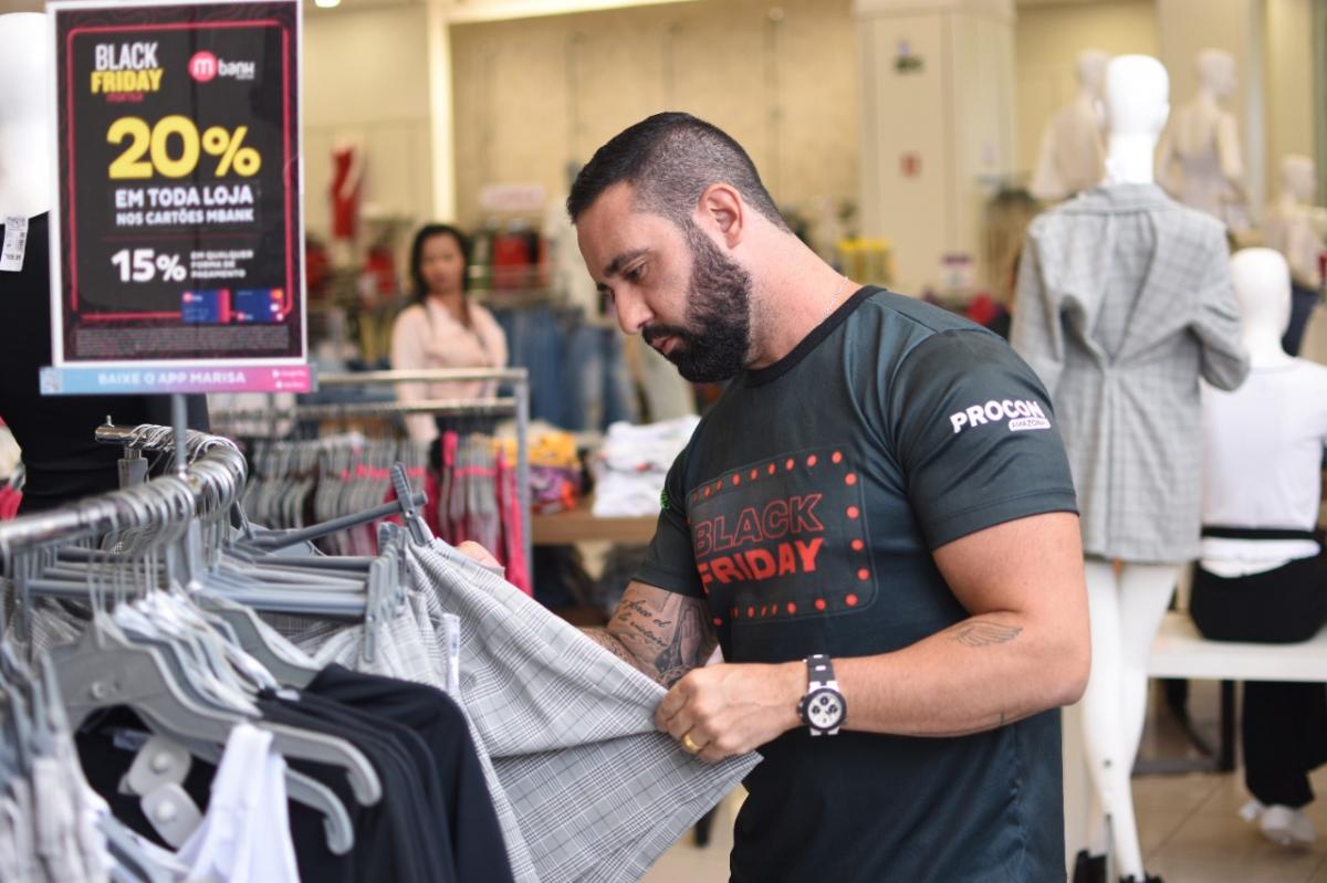 Procon fiscaliza lojas em shopping no dia da Black Friday