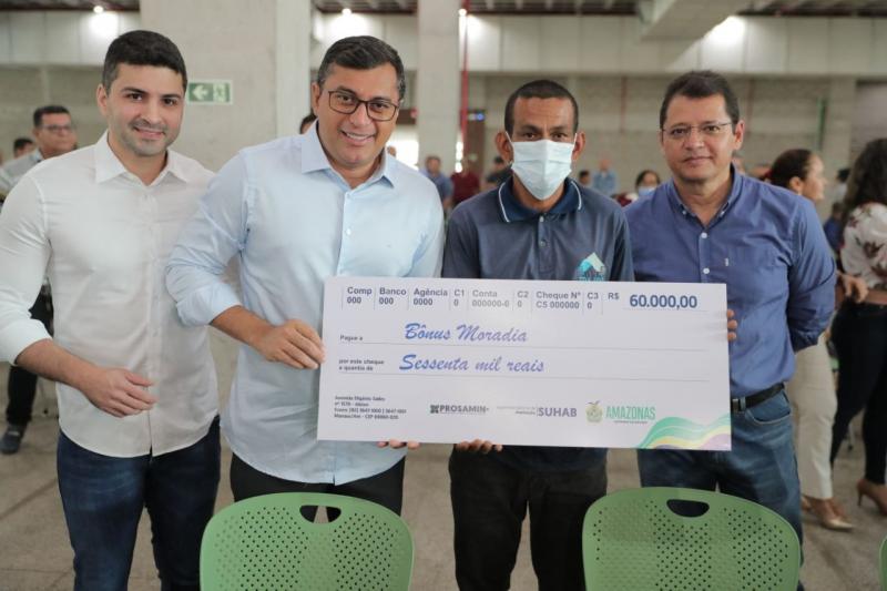 Wilson Lima realiza pagamentos de indenizações do Prosamin+ a famílias da Comunidade da Sharp