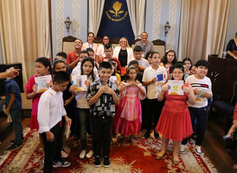 Dia de autógrafos marca lançamento de 74 livros escritos por estudantes da educação especial