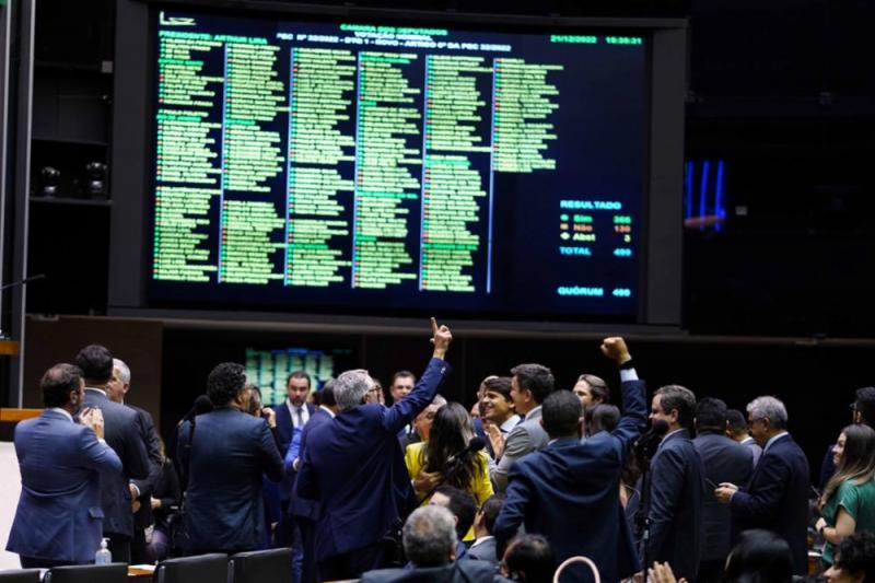 Câmara aprova PEC da Transição mas reduz para um ano o aumento no Teto de Gastos