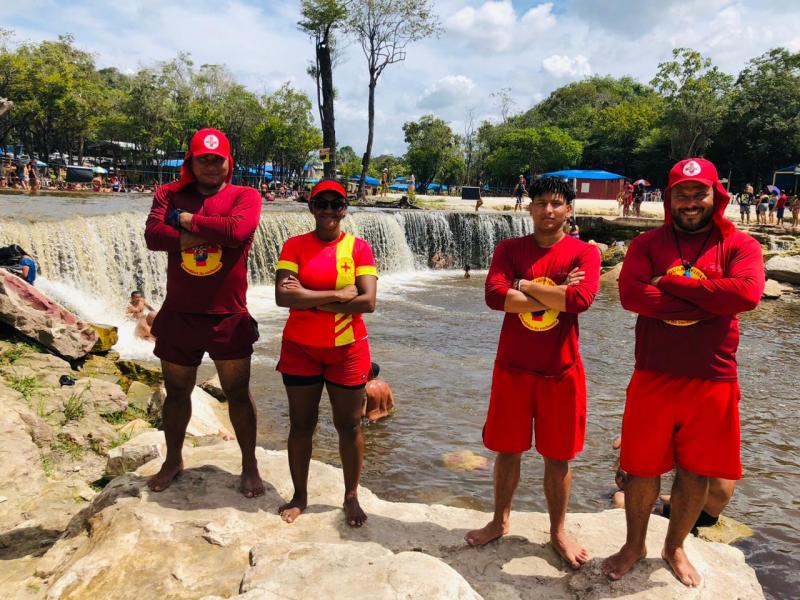 Guarda-vidas formados pelo Corpo de Bombeiros socorrem criança de afogamento em Iranduba