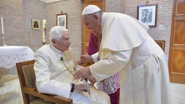 Papa Francisco pede orações para Bento XVI, ele está doente e no silêncio apoia a Igreja