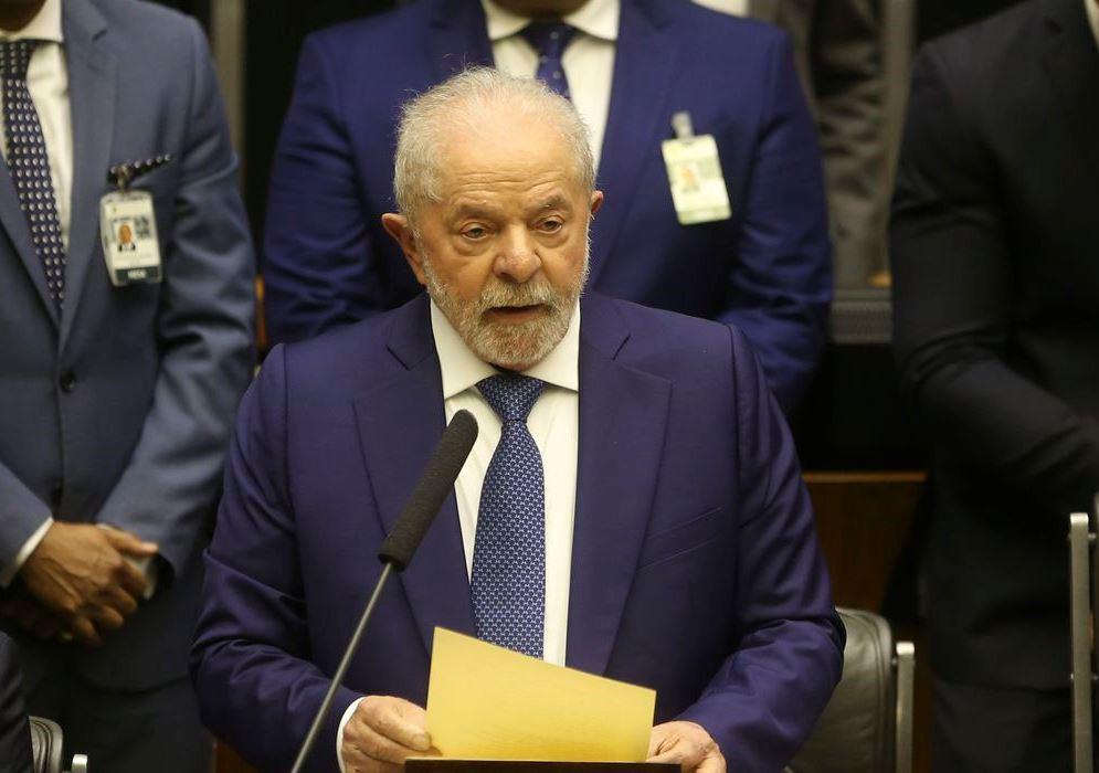 Em seu primeiro dia como presidente, Lula assina 52 decretos e 4 MPs