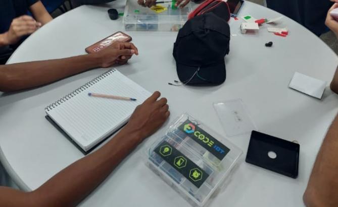 Com apoio do Governo do AM, alunos do Ensino Médio desenvolvem boné automatizado para auxiliar deficientes visuais 