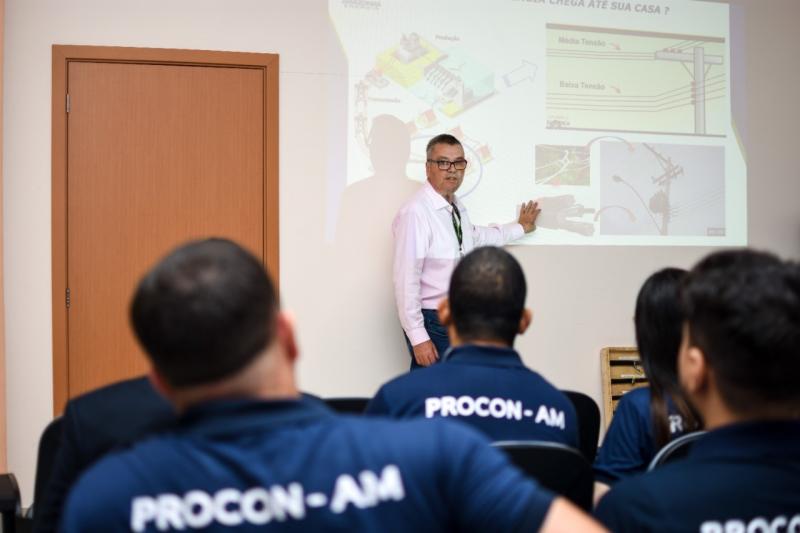 Servidores do Procon-AM participam de treinamento de novos medidores de energia elétrica