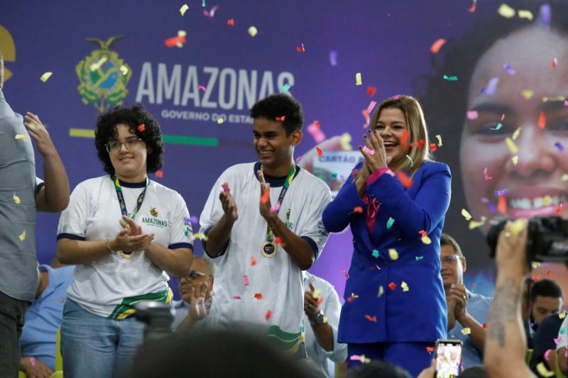Wilson Lima homenageia alunos da rede estadual de ensino aprovados na UEA