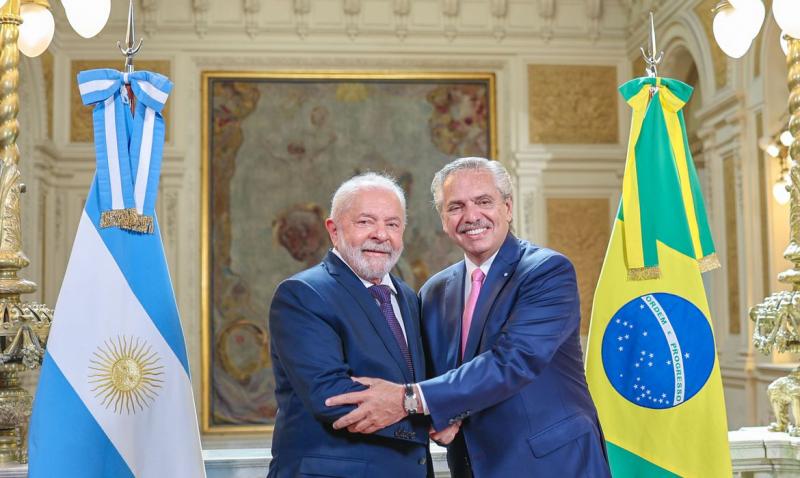 Brasil e Argentina estudam criar moeda única para trocas comerciais Brasil e Argentina estudam criar moeda única para trocas comerciais