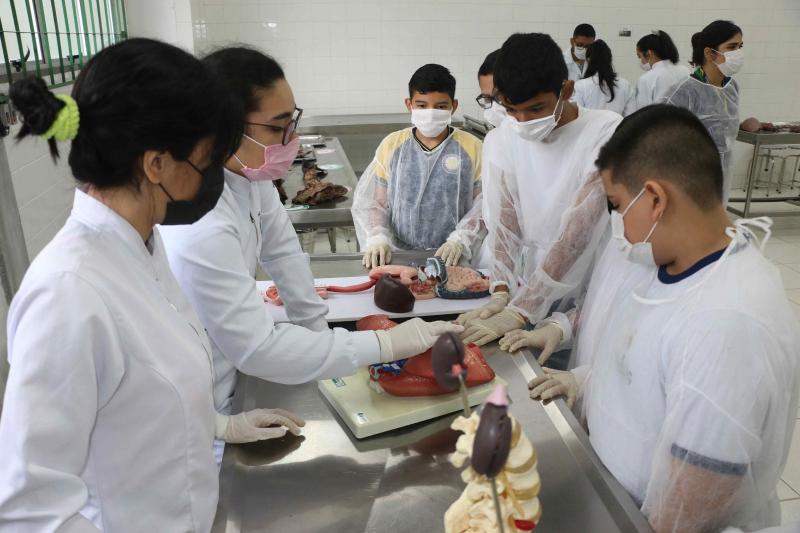 Estudantes da rede estadual visitam laboratórios de ciências da Ufam Estudantes da rede estadual visitam laboratórios de ciências da Ufam