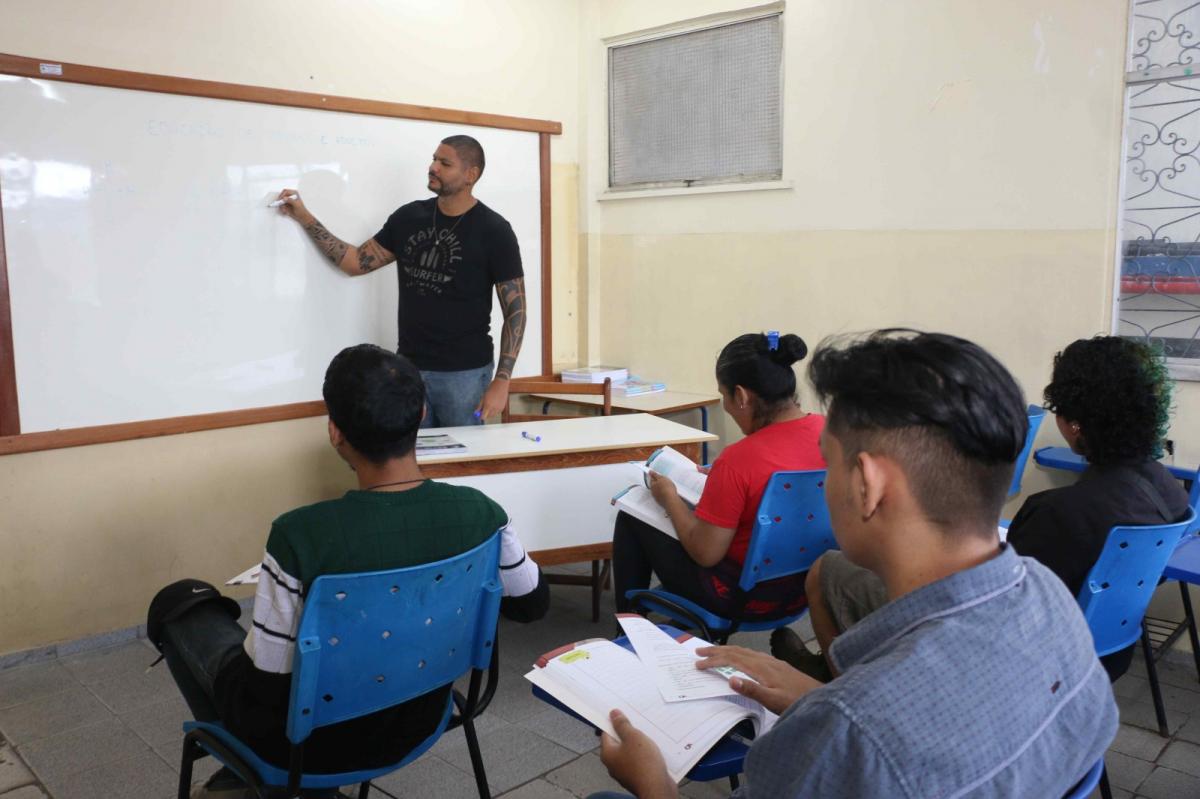 Jovens e adultos celebram formação no Ensino Médio na rede estadual