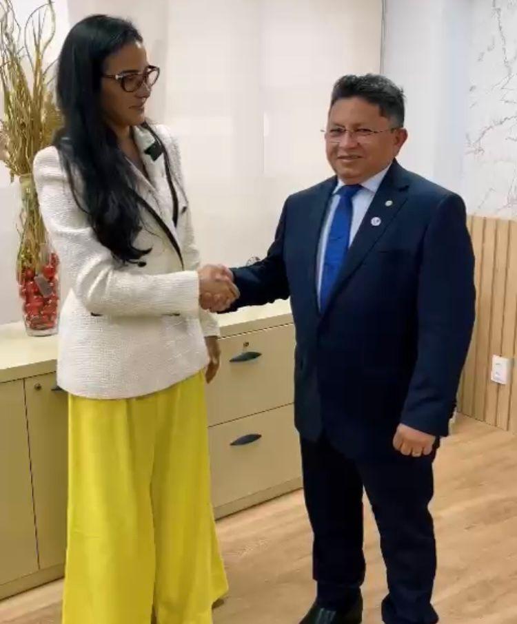 Deputado estadual Sinésio Campos pede desculpas à deputada Mayara Pinheiro por brincadeira deselegante, em sessão na Aleam Deputado estadual Sinésio Campos pede desculpas à deputada Mayara Pinheiro por brincadeira deselegante, em sessão na Aleam
