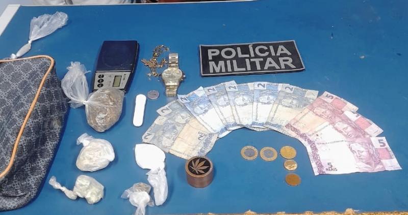 Polícia Militar prende trio com cocaína, oxi e maconha no bairro União, em Parintins Polícia Militar prende trio com cocaína, oxi e maconha no bairro União, em Parintins