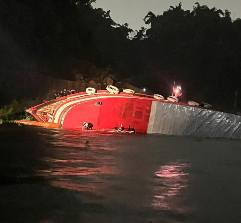 Em Manaus, Corpo de Bombeiros resgata quarenta e duas pessoas após naufrágio Em Manaus, Corpo de Bombeiros resgata quarenta e duas pessoas após naufrágio