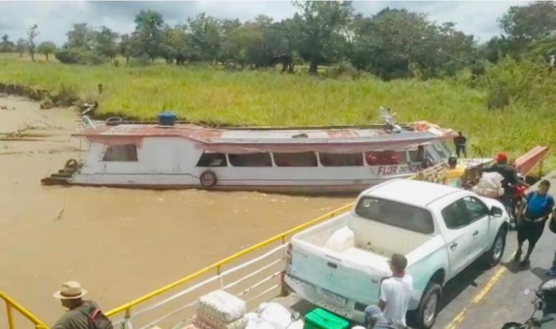 Embarcação é atingida por tronco no Rio Amazonas; 40 passageiros foram resgatados Embarcação é atingida por tronco no Rio Amazonas; 40 passageiros foram resgatados