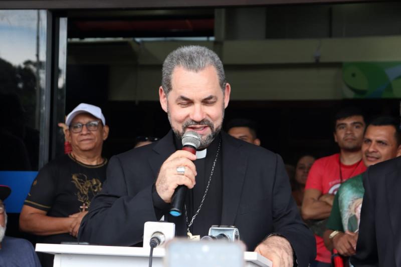 Dom José Albuquerque chega em Parintins para assumir Diocese Dom José Albuquerque chega em Parintins para assumir Diocese