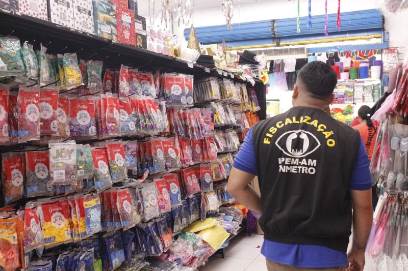 Carnaval na Floresta: ação do Ipem orienta população e fiscaliza fantasias de Carnaval e preservativos masculinos