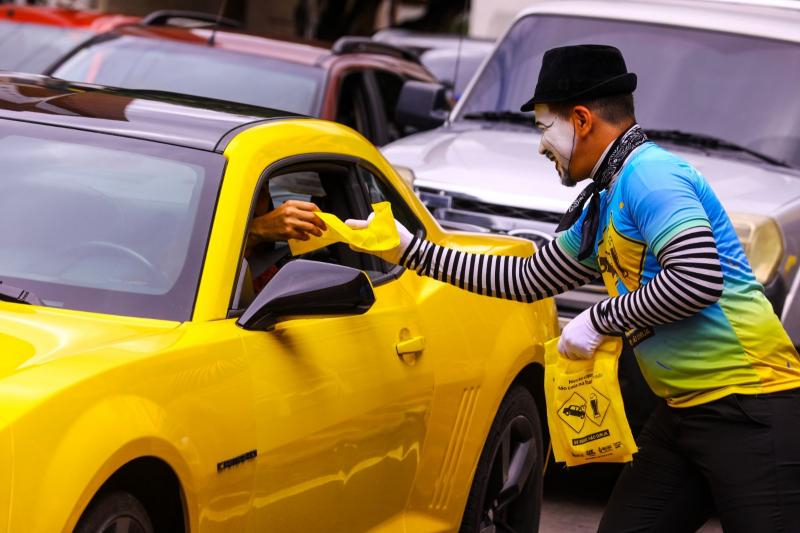 Carnaval na Floresta: Detran Amazonas realiza ação de conscientização em cruzamento da capital