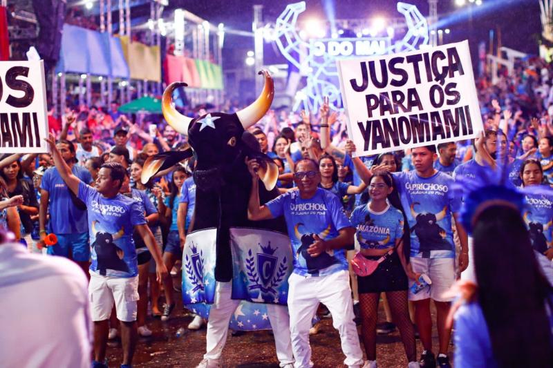 Boi Caprichoso arrasta multidão para festejar Carnaboi em Parintins