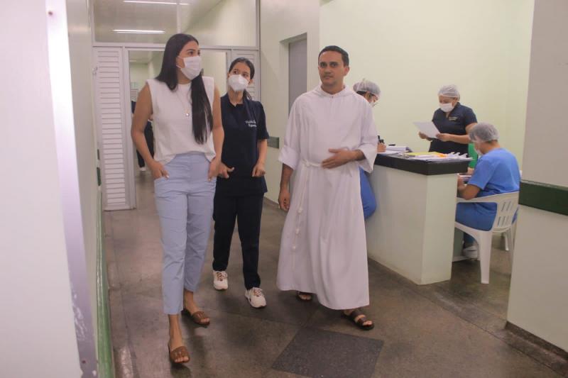 Mayra Dias, em visita ao HPC, recebe confirmação de liberação de recursos após discurso na tribuna da Aleam